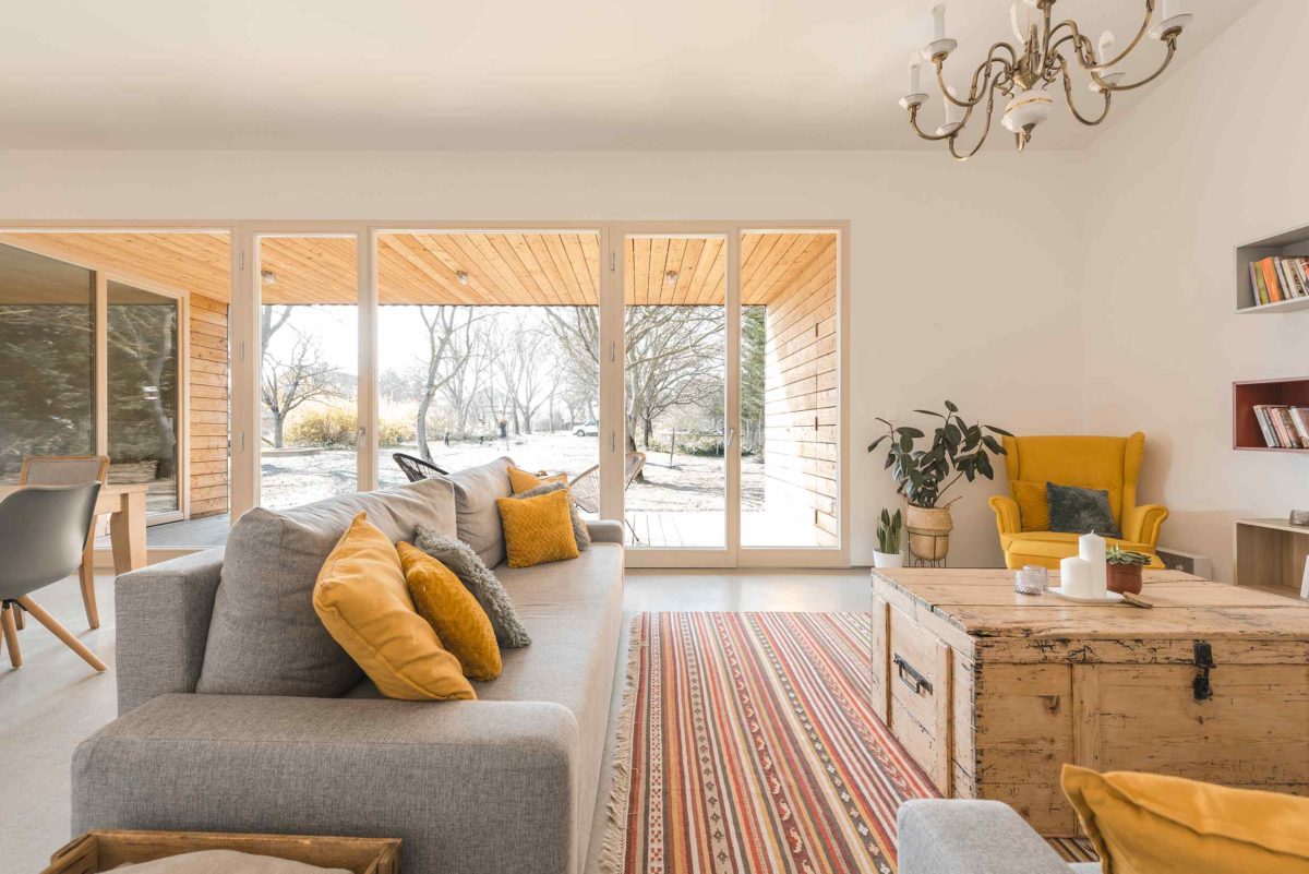 Příjemný minimalistický obývák s prosklením na terasu domu