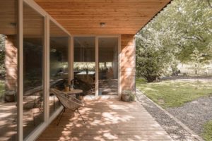 Dřevěná terasa s prosklením a výhledem na zahradu