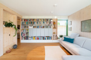 Interiér dřevostavby obýváku s knihovnou