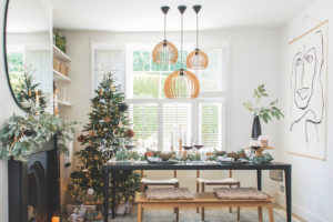 Jídelna s lavicí, krbem a vánočním stromkem