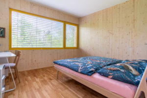 Jednoduchá dřevěná ložnice