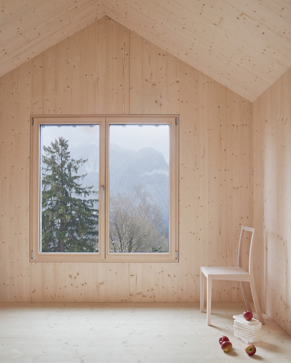 Smrkový pokoj s velkým oknem v dřevodomě