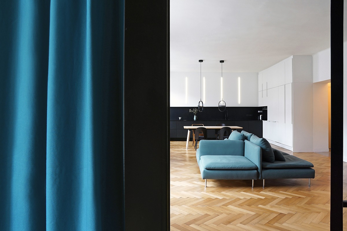 moderní tyrkysová ložnice s prosklením do obýváku