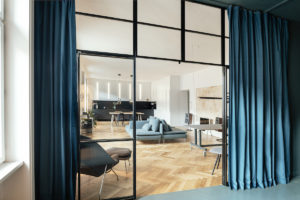 moderní tyrkysová ložnice s prosklením do obýváku