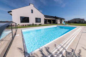 Jednopodlažní moderní rodinný dům se zahradou a bazénem