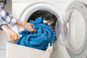 dávanie prádla do práčky