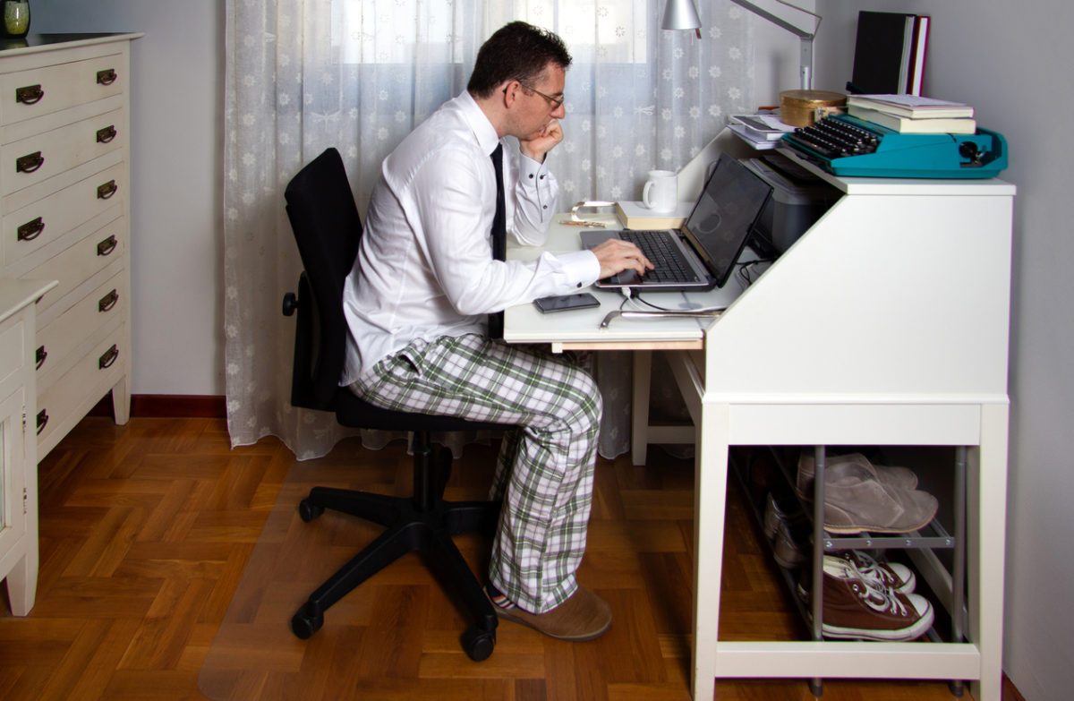 Muž pracuje v pyžame