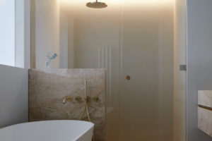Světlá podsvícená koupelna s mramorem