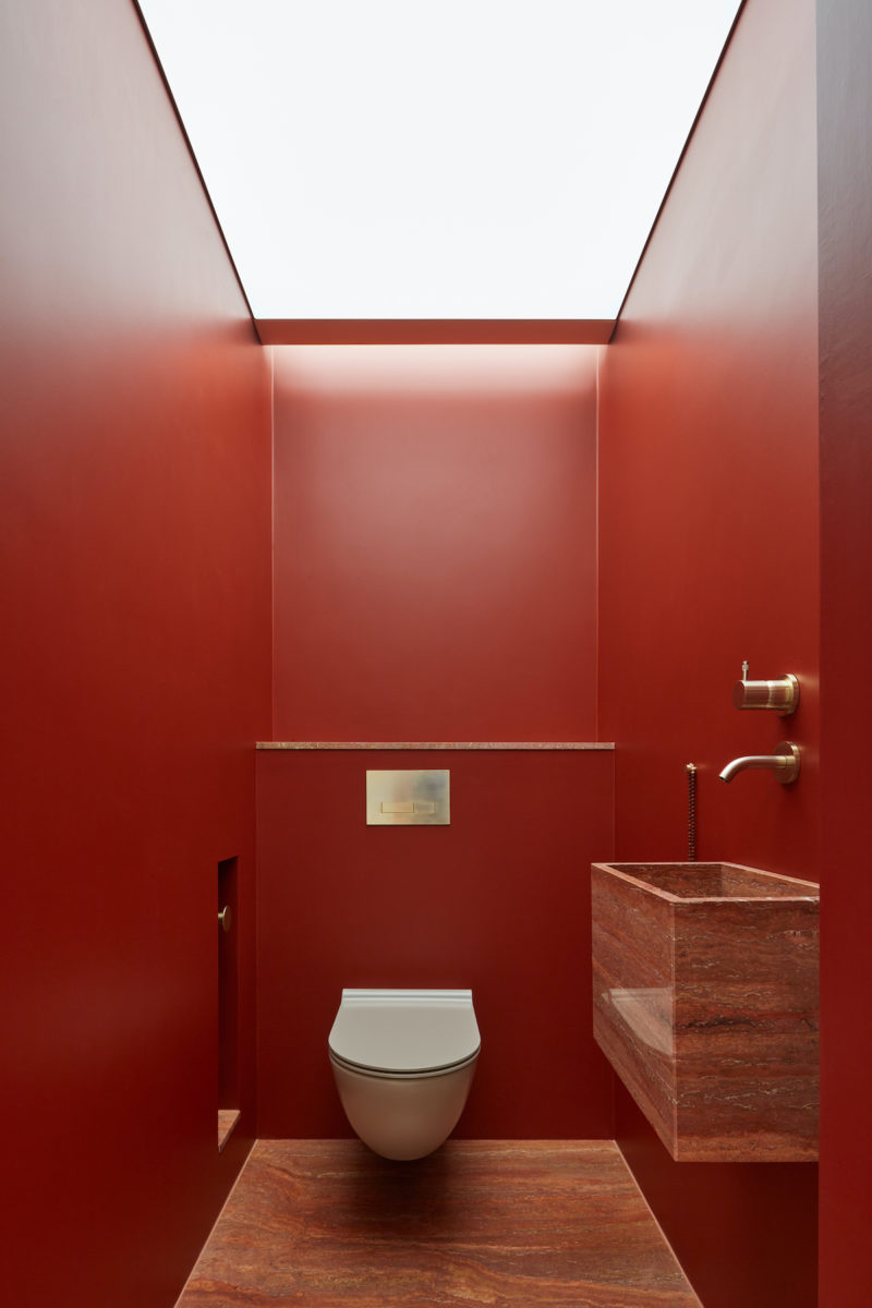 červená toaleta s hnědým mramorem