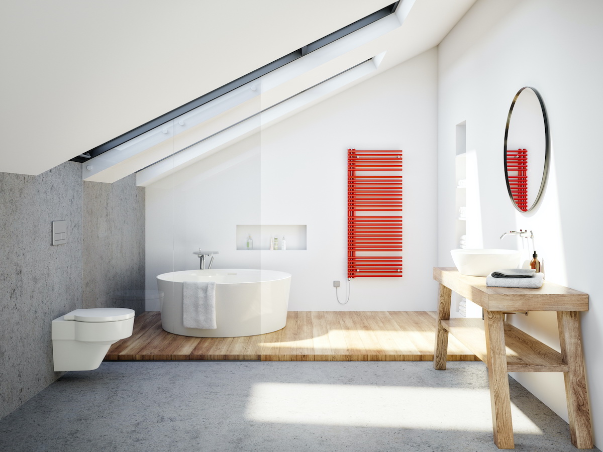 Designový koupelnový radiátor v červené barvě v bílé koupelně