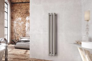 Zvislý designový radiátor v stříbrné barvě
