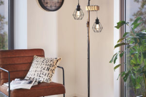 Stojací lampa v obývacím pokoji