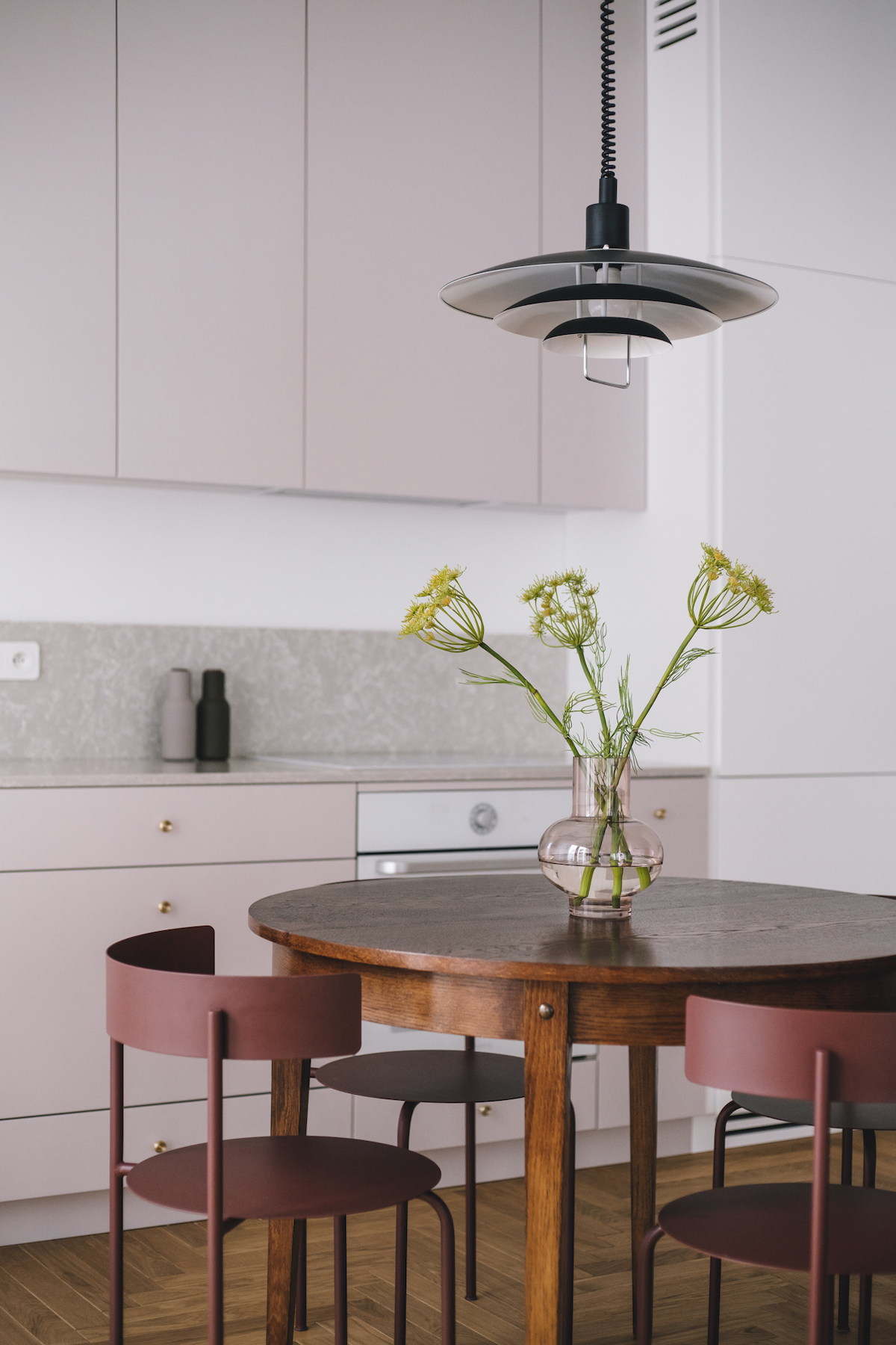 růžová kuchyň s kaštanovými retro židlemi