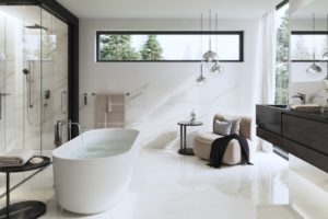 Bílá moderní koupelna s volně stojící vanou