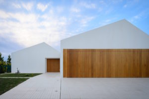 Bezbariérový bílý prosklený minimalistický dům