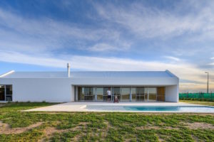 Bezbariérový bílý prosklený minimalistický dům