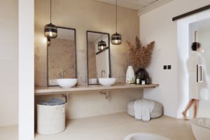 Moderní mramorová koupelna s dvěma zrcadlemi