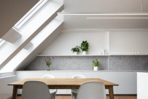 Bílá minimalistický podkrovná kuchyň