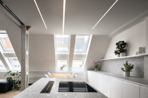 Bílá minimalistický podkrovná kuchyň