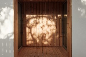 Dřevěný vchod do minidomu
