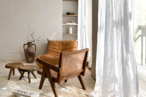 Designový kus nábytku v minimalistickém utulném interiéru