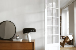 Designový kus nábytku v minimalistickém utulném interiéru