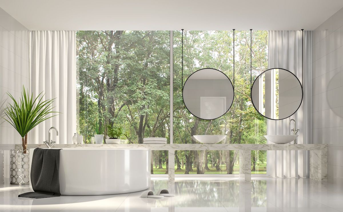 Moderní luxusní koupelna s výhledem do zahrady