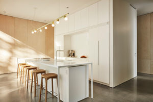 Jednoduchý jednopodlažní moderní dům ve světlých barvách a scandi stylu