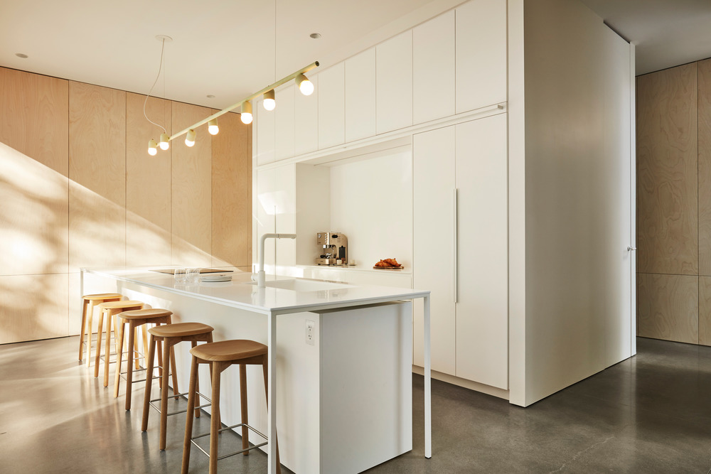 Jednoduchý jednopodlažní moderní dům ve světlých barvách a scandi stylu