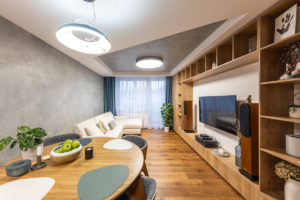Radikálně rekonstruovaný panelákový byt v moderním stylu přírodních barvách