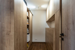 Radikálně rekonstruovaný panelákový byt v moderním stylu přírodních barvách