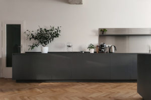 šedý moderní byt s dřevěnýma parketama v minimalistickém stylu