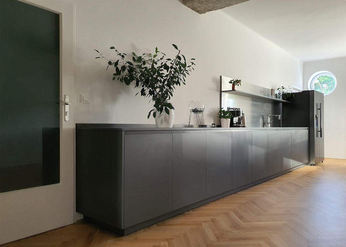 šedý moderní byt s dřevěnýma parketama v minimalistickém stylu