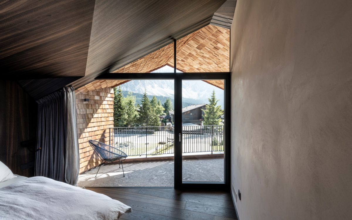 Ložnice víkendové chaty s výhledem na Alpy