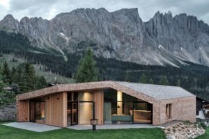 Moderní víkendový dům v italských Alpách