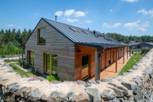 Tradiční jednopodlažní dřevostavba se sedlovou střechou a prvky japonské architektury