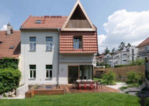 Dvoupodlažní vila v Brně překvapuje atypickými detaily a stavebními principy. Hlavním symbolem rekonstrukce se stal trojúhelník
