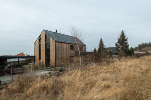 stavba s dřevěným obkladem a šikmou střechou