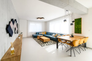 Moderní designový prostorný byt v novostavbě s barevnými akcenty