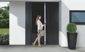 Moderní designové domovní dveře a žena