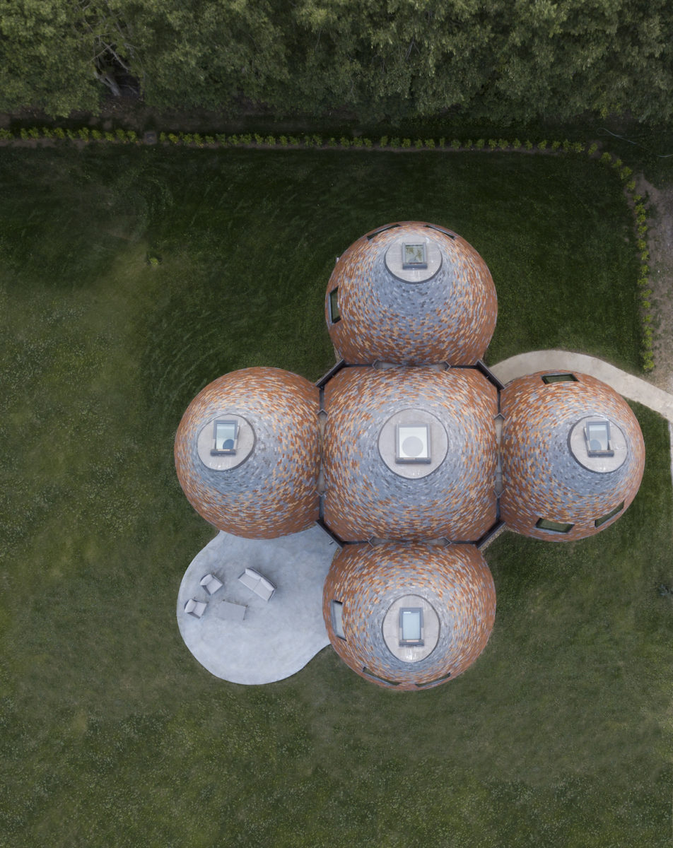 Unikátní nízkoenergetický dům s pěti věžičkama s oblými zdmi