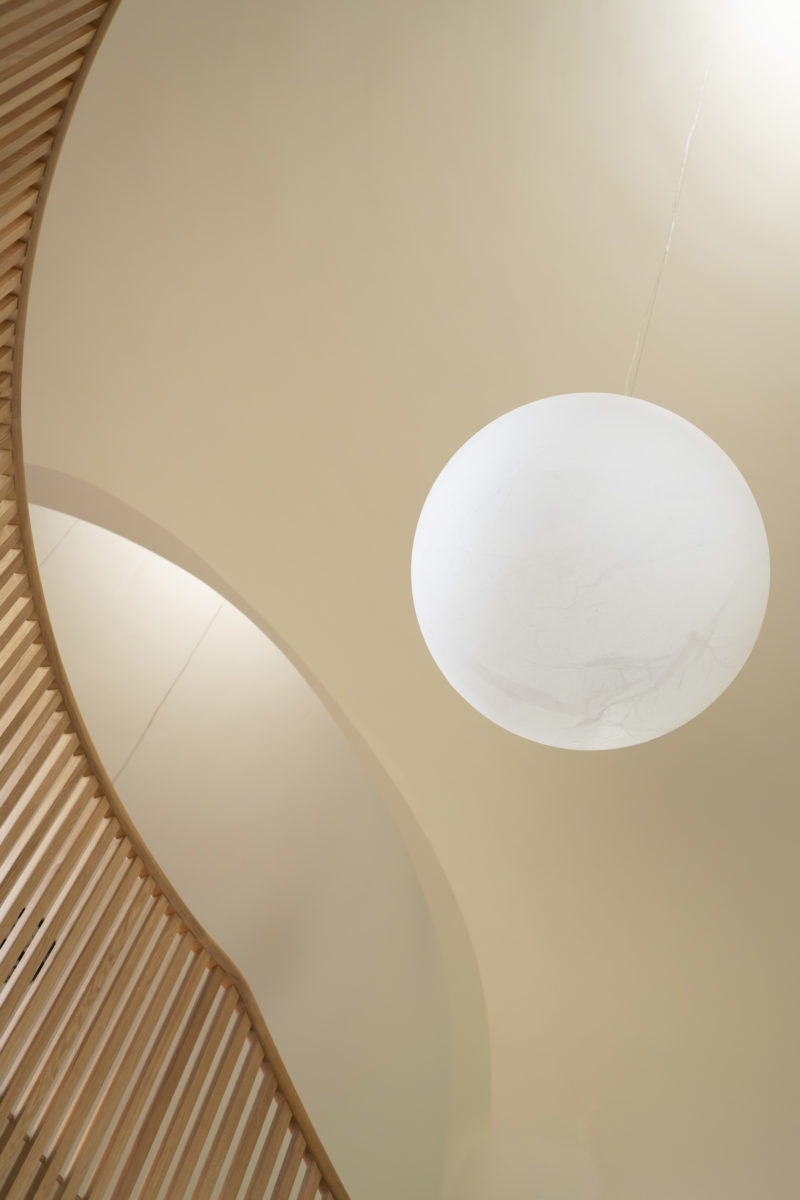 Unikátní nízkoenergetický dům ve tvaru rondelu interiér