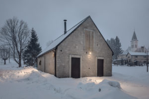 Moderní dům se stodolou v Jizerských horách jako víkendový únik