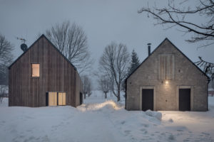 Moderní dům se stodolou v Jizerských horách jako víkendový únik