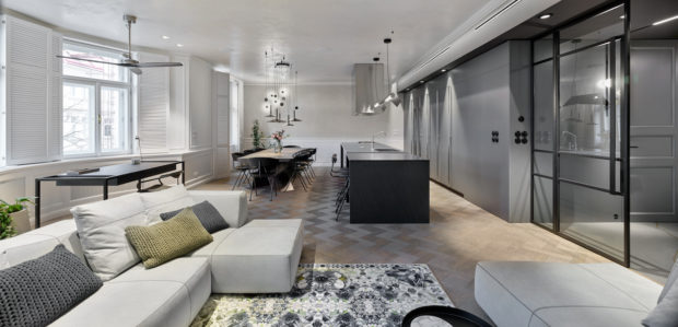 Spojením dvou bytů vytvořili originální prostor s dokonale promyšlenou kuchyní a luxusní šatnou