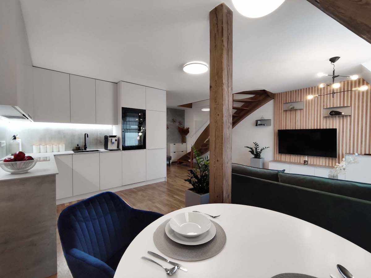 Designový střešní byt s utulným interiérem v severském minimalistickém stylu