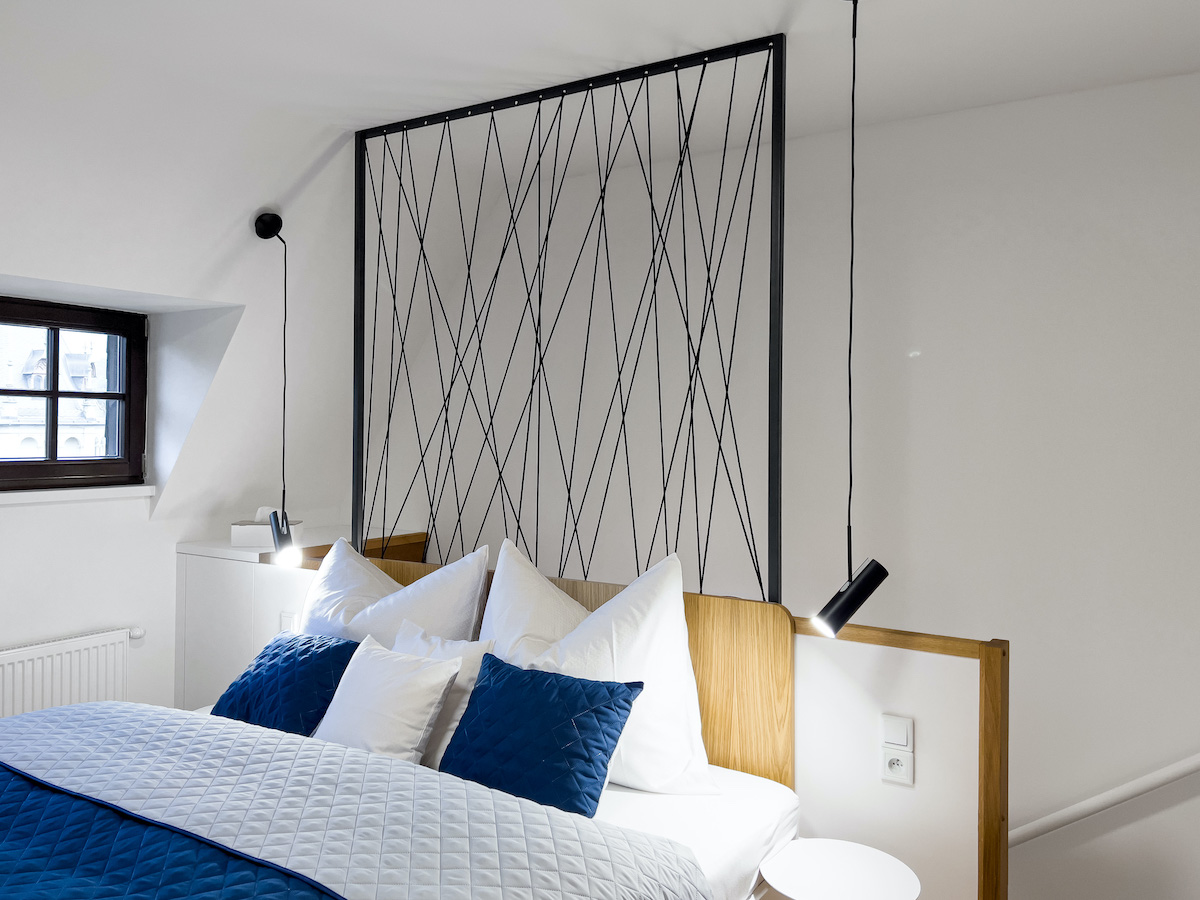 Designový střešní byt s utulným interiérem v severském minimalistickém stylu