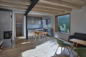Moderní dřevěný interiér s trámy v domě