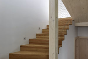 Dřevěné schodiště v domě