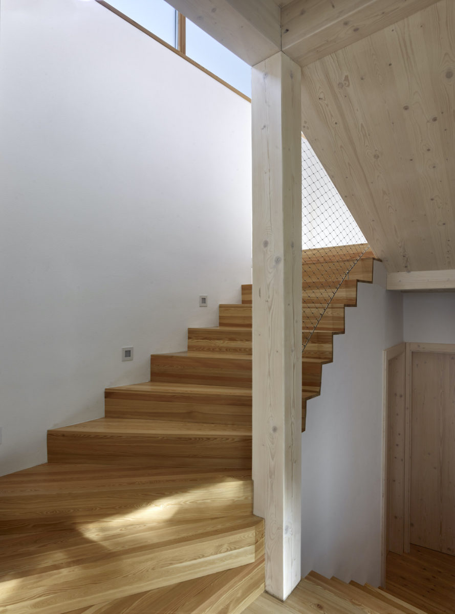 Dřevěné schodiště v domě